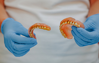 Чистка зубных протезов