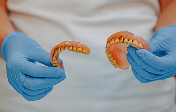 Чистка зубных протезов