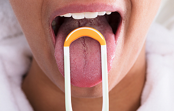 Как нужно чистить язык